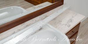 Mobile bagno stile classico arte povera in noce massiccio con piano in marmo rosa Portogallo completo di lavello e specchiera